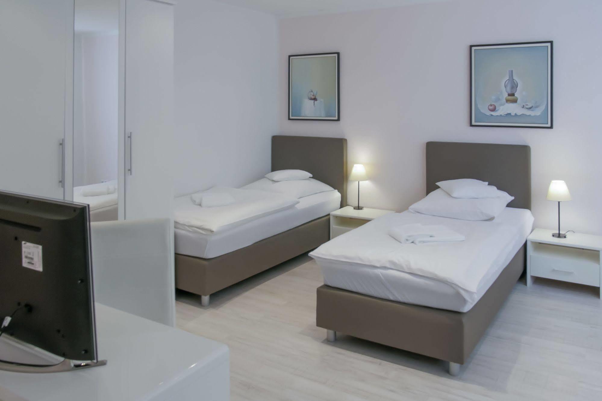 Pension Donau Grill Hannover Bagian luar foto